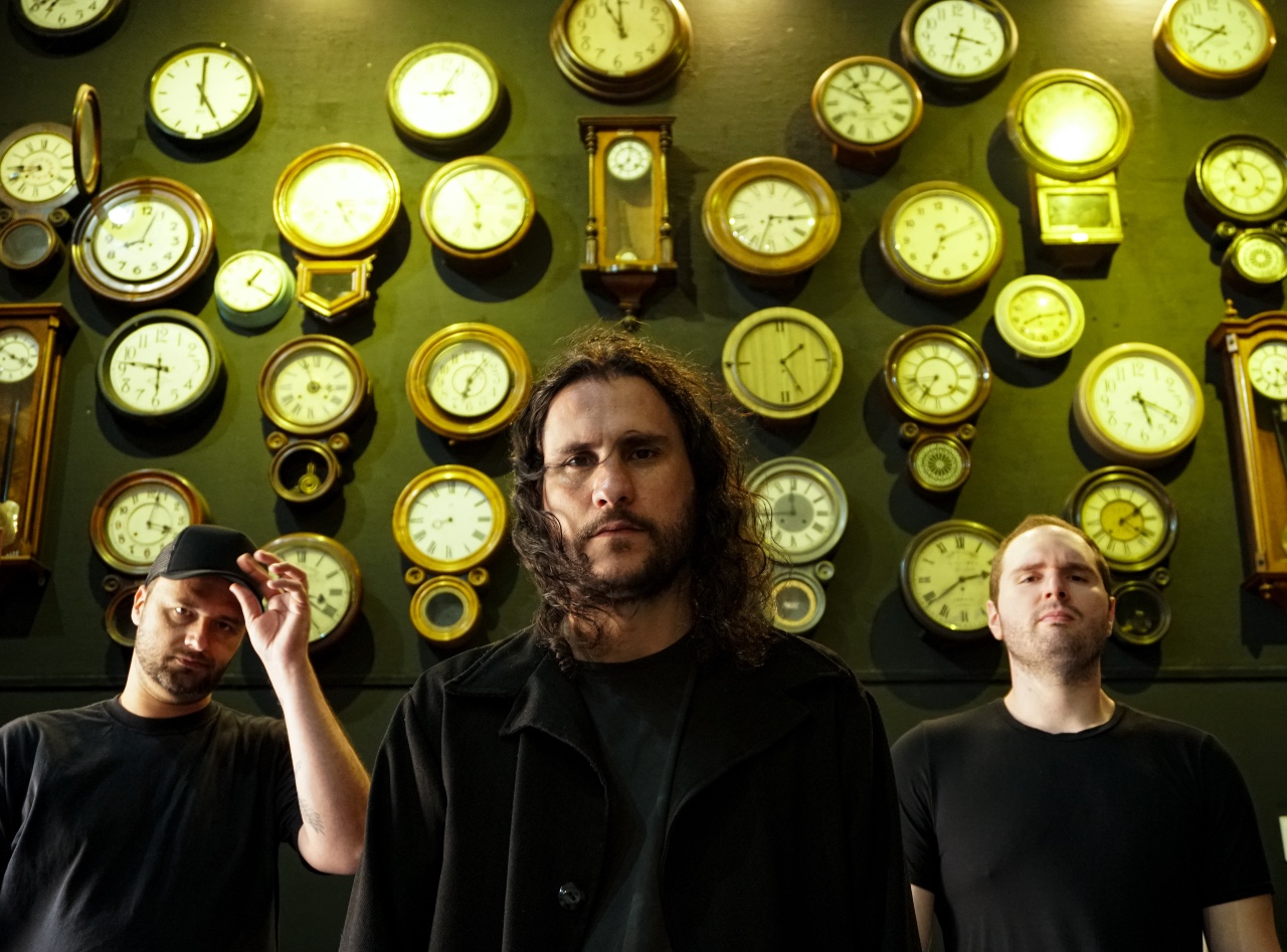 You are currently viewing Το alternative rock συγκρότημα MAD SNEAKS παρουσιάζει το νέο μουσικό βίντεο «Dirty Blood»