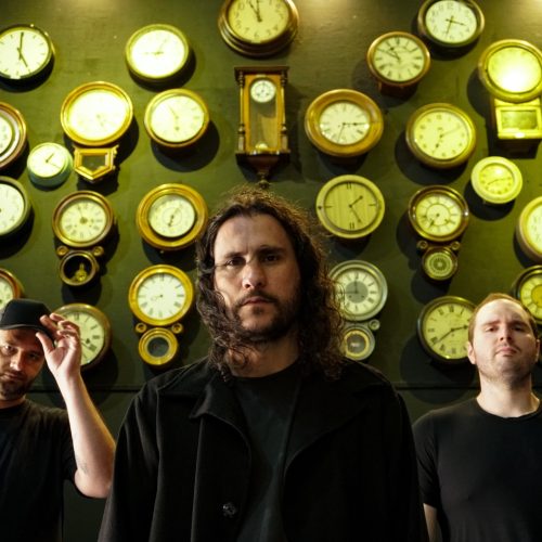 Το alternative rock συγκρότημα MAD SNEAKS παρουσιάζει το νέο μουσικό βίντεο «Dirty Blood»