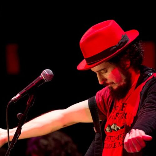 O Vinicio Capossela στο Γυάλινο Μουσικό Θέατρο